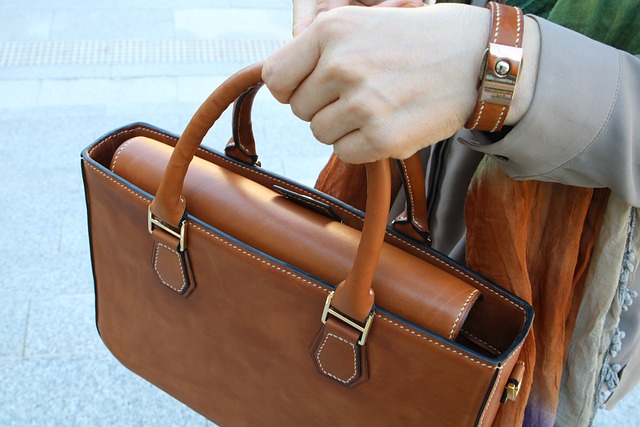 Ontdek de wereld van handtassen: soorten, productie, trends en onderhoud